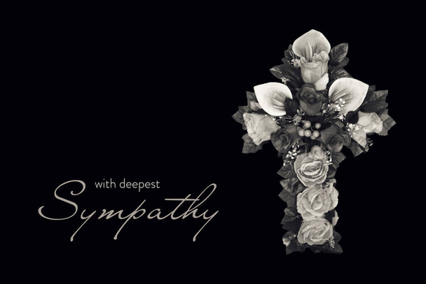 Συμπάθεια ή κάρτα Συλλυπητήρια με floral σταυρό απομονώνονται σε μαύρο φόντο - Φωτογραφία, εικόνα