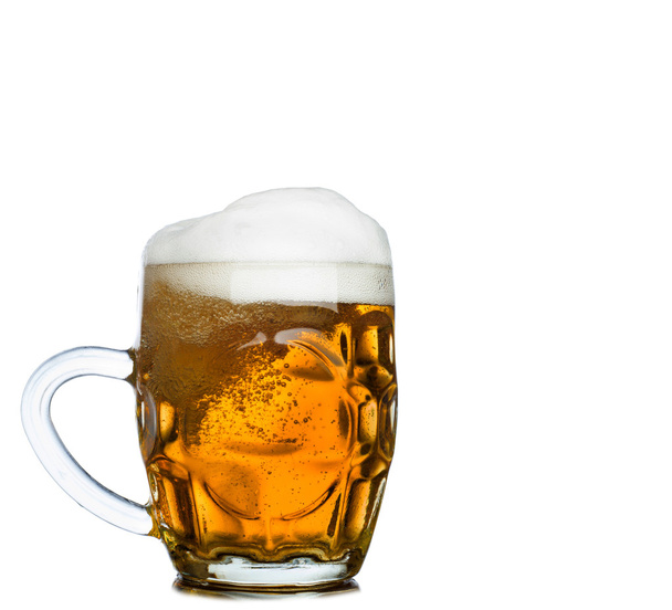 Caneca cheia de cerveja fresca, isolada no branco - Foto, Imagem