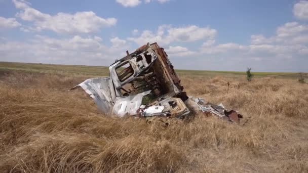 Completamente destruído por tanques russos e artilharia, uma aldeia ucraniana na região de Kherson foi completamente destruída por invasores russos. - Filmagem, Vídeo