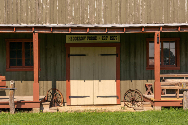 Reconstrucción de un asentamiento original en la zona rural de Illinois. Sitio histórico de Chaplin Creek, Franklin Grove, Illinois. - Foto, Imagen