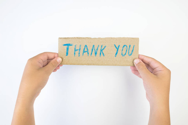 Χέρια που κρατούν ένα χαρτόκουτο με ευχαριστήριο μήνυμα. Να είσαι ευγνώμων για μια χάρη ή βοήθεια. Κάποιος λέει ευχαριστώ σε κάποιον. - Φωτογραφία, εικόνα