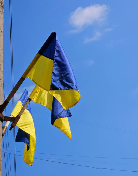 Národní vlajka Ukrajiny proti modré obloze. Národní vlajky Ukrajiny na venkově - Fotografie, Obrázek