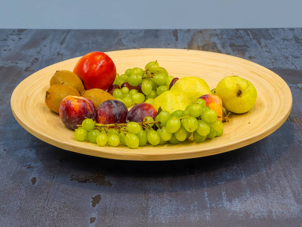plato de frutas con uvas, peras, manzanas, plátano - Foto, imagen