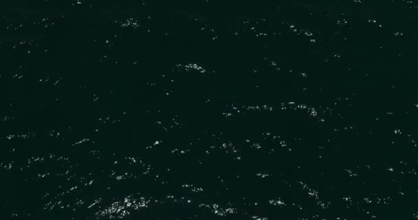 Беспилотник пролетает над темными волнами моря. Вид с воздуха - Кадры, видео