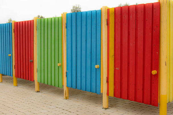 Plážové opalovací kabiny v různých světlých barvách. Dřevěné kabiny na pláži - Fotografie, Obrázek