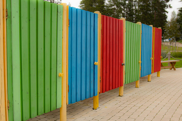 Plażowe solarium w różnych jasnych kolorach. Drewniane domki na plaży - Zdjęcie, obraz