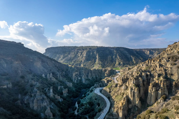 Chaminés de fadas, Kula Geopark no local Manisa, Turquia. Geoparque vulcânico de Kula, também conhecido como Kuladoccia. Foi reconhecido pela UNESCO como um Geoparque Global da UNESCO e é o único geoparque do país - Foto, Imagem