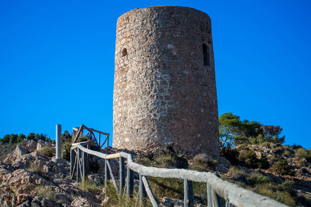 Μεσογειακό παραθαλάσσιο τοπίο. Ιστορική Torre Vigia De Cerro Gordo, ένα παρατηρητήριο ψάχνει για τυχόν επιδρομές πειρατές. La Herradura, Andulasia, Νότια Ισπανία - Φωτογραφία, εικόνα