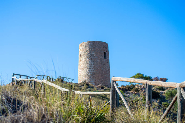 Μεσογειακό παραθαλάσσιο τοπίο. Ιστορική Torre Vigia De Cerro Gordo, ένα παρατηρητήριο ψάχνει για τυχόν επιδρομές πειρατές. La Herradura, Andulasia, Νότια Ισπανία - Φωτογραφία, εικόνα