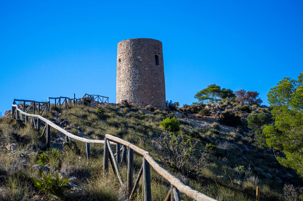 地中海沿岸の風景。 歴史的なトレヴィア・デ・セロ・ゴルドは,海賊を探している時計塔です. La Herradura, アンドラシア, 南スペイン - 写真・画像