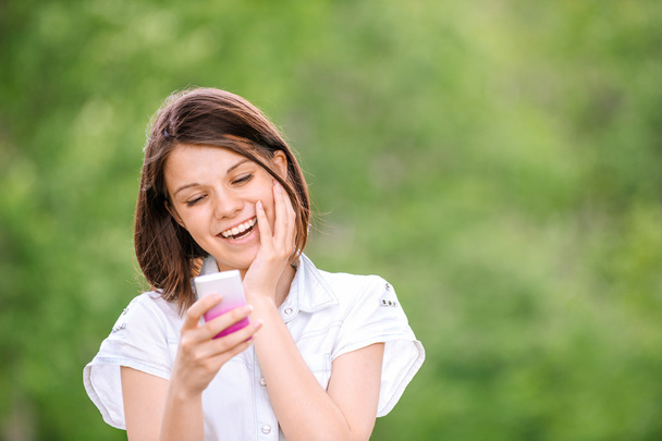 mosolygó fiatal nő mobiltelefon - Fotó, kép