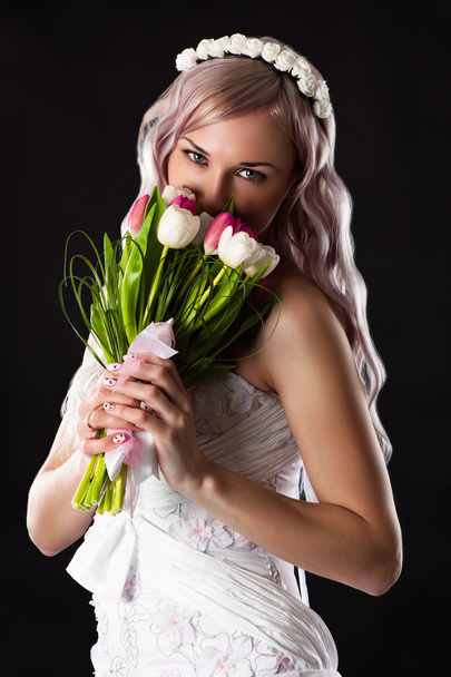 Bride in wedding dress smelling wedding bouquet - Foto, Imagem