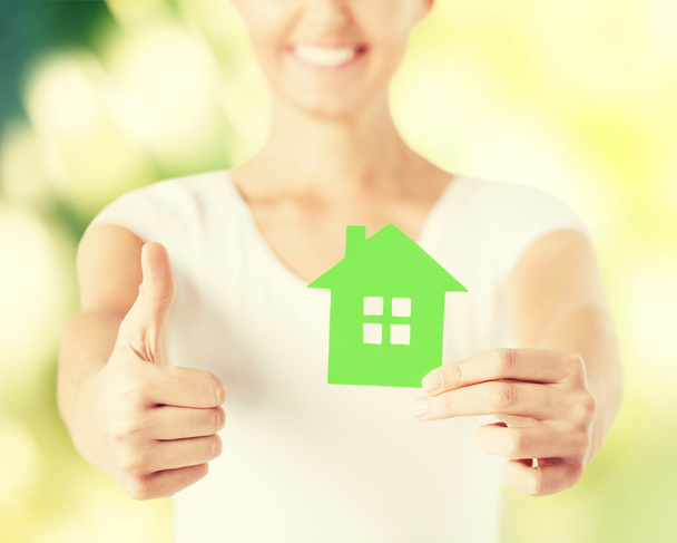 Mujer manos sosteniendo casa verde
 - Foto, Imagen