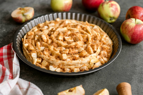 İçindekiler ve elmalı turta pişirmek. Sonbahar hamur yemeği. Yüksek kalite fotoğraf - Fotoğraf, Görsel