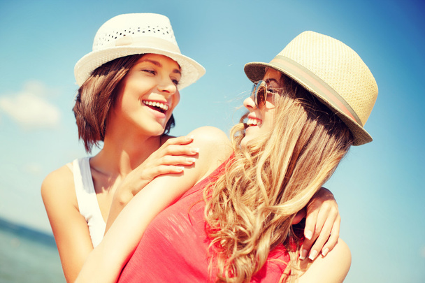 Meninas em chapéus na praia
 - Foto, Imagem