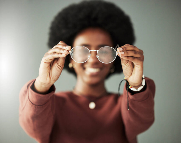 Manos, mujer y primer plano de las gafas para la visión, la vista y el cuidado de los ojos recetados en el estudio. Persona con marco óptico, elección de lentes y moda de gafas para prueba, evaluación sanitaria y optometría. - Foto, Imagen