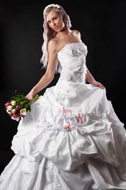 Luxurious bride in wedding dress with a bouquet of tulips - Foto, Bild