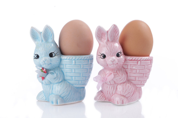 tasses à œufs avec lapin de Pâques
 - Photo, image