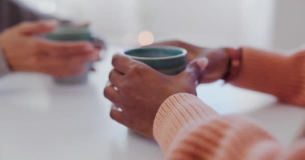 Tee, puhuminen ja kädet naisten yhdessä aamulla pöydässä keskustelua, liimaus ja kuppeja kahvia. Ihmiset, viestintä ja ystävät rentoutuvat lounaalle, aamiaiselle ja keskustelulle. - Materiaali, video