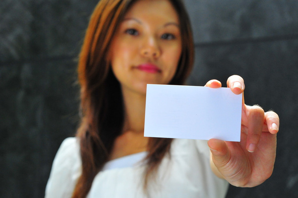 bir namecard holding Asyalı Çinli kız gülümseyerek - Fotoğraf, Görsel