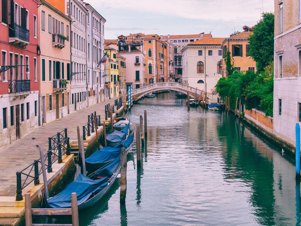 Σπίτια και δρόμοι του ιστορικού τμήματος της Βενετίας. - Φωτογραφία, εικόνα