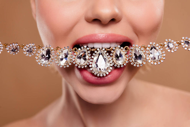 Przycięte z bliska zdjęcie modnej pani z klasą bite diamenty bransoletka z błyszczącym kamienia szlachetnego wybielanie koncepcji. - Zdjęcie, obraz