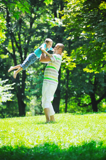 Feliz padre e hijo se divierten en el parque
 - Foto, Imagen