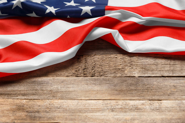 Sterne und Streifen amerikanische Flagge auf rustikalem Holzgrund, Kopierraum. Der Stolz des amerikanischen Volkes. Symbol für Unabhängigkeit, Freiheit und Patriotismus in den USA - Foto, Bild