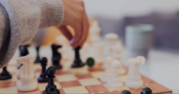 Hände, Schach und Menschen, die im Wohnzimmer eines Hauses ein Strategiespiel spielen. Denken, Tabelle und Herausforderung mit Freunden Problemlösung während eines Brettspiels der Intelligenz. - Filmmaterial, Video