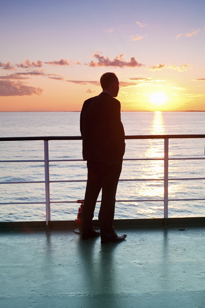 myšlení podnikatel a rudý západ slunce na trajektu - Fotografie, Obrázek