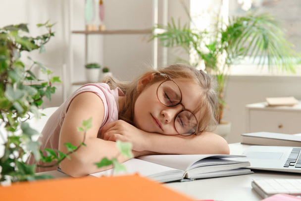 Väsynyt pieni tyttö nukkuu jälkeen tekee oppitunteja kotona - Valokuva, kuva