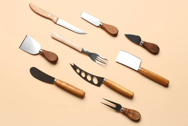 Conjunto de facas e garfo no fundo bege - Foto, Imagem