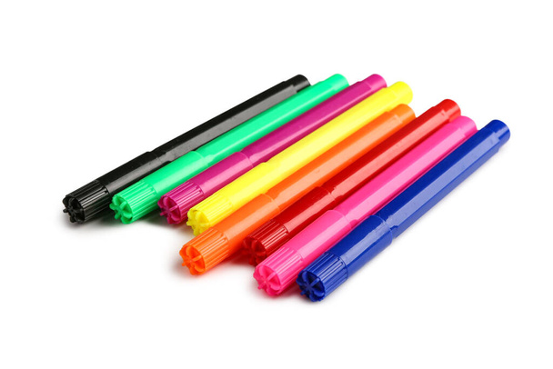 Bolígrafos coloridos de fieltro sobre fondo blanco - Foto, imagen