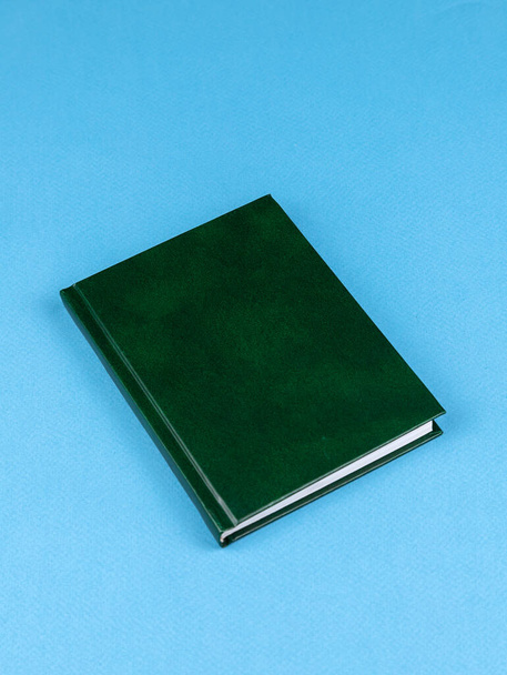 Concept design - vue du dessus du bloc-notes vert sur une table en bois - Photo, image