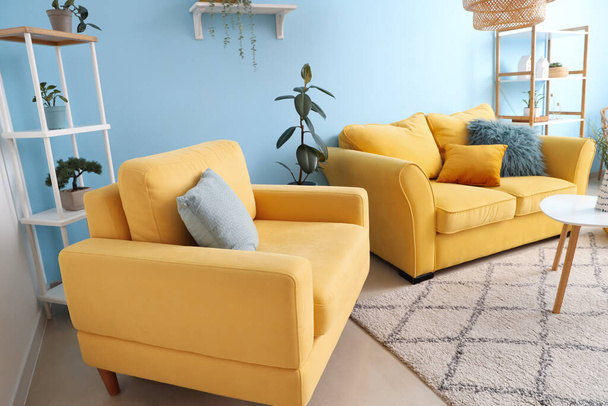 Bequemer Sessel und Sofa im Wohnzimmer - Foto, Bild
