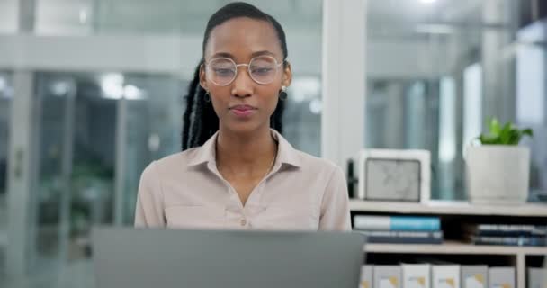 Online, έρευνα και επιχείρηση με μαύρη γυναίκα και φορητό υπολογιστή στο γραφείο για το σχεδιασμό, την ιστοσελίδα ή το ηλεκτρονικό ταχυδρομείο. Επικοινωνία, δίκτυο και διαδίκτυο με τον εργαζόμενο σε υπηρεσία για την τεχνολογία, πληροφορίες ή πρόταση. - Πλάνα, βίντεο