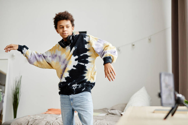 ソーシャルメディアの最新トレンド,コピースペースにタイ染料シャツを撮影ダンスビデオを着用している黒人の十代の少年たちの肖像画 - 写真・画像