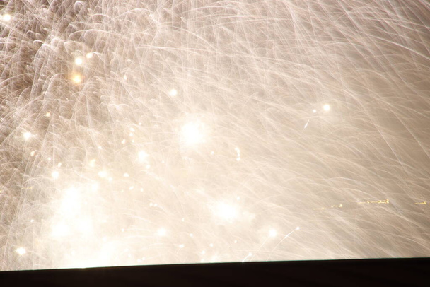 Фейерверк в летнюю ночь - Фото, изображение