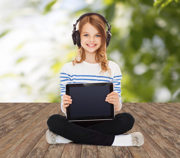 happy girl with headphones showing tablet pc - Foto, immagini