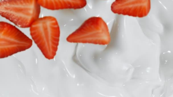 Super Slow Motion Shot of Fh Strawberries Falling Cream at 1000fps. Съемки с высокой скоростью кинокамеры на 4K. - Кадры, видео