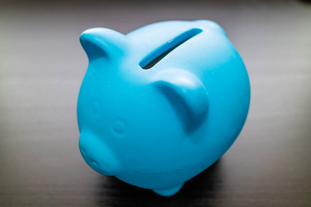 Блакитний керамічний скарбничка концепція заощаджень, виходу на пенсію, безпеки та фінансів на сірому фоні, крупним планом високий кут зору - Фото, зображення