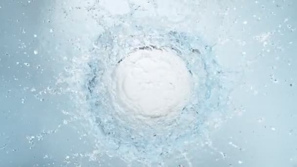 Super Slow Motion Shot of Round Water Splash on vaaleansininen tausta 1000fps. Kuvattu nopealla elokuvakameralla, 4K. - Materiaali, video