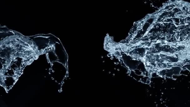 Super Slow Motion Shot van Big Water Splashes op 1000fps Geïsoleerd op zwarte achtergrond. Gefilmd met High Speed Cinema Camera in 4K. - Video