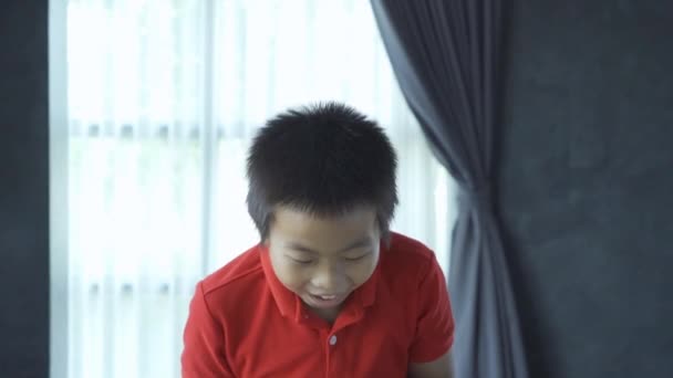 Überraschter Junge hält Geld in Zeitlupe - Filmmaterial, Video