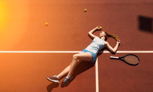 Sexy dziewczyna tenisistka w białej sukience i szpilki trzymając rakietę tenisową na korcie. Młoda kobieta gra w tenisa, sport - Zdjęcie, obraz