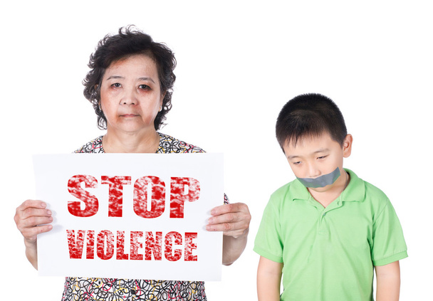 Насилие над пожилыми и детьми с синяками под глазом и травмой холдина
 - Фото, изображение