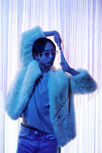 Pas nahoru portrét extravagantního asijského muže tančícího vogue v modrém neonovém světle - Fotografie, Obrázek