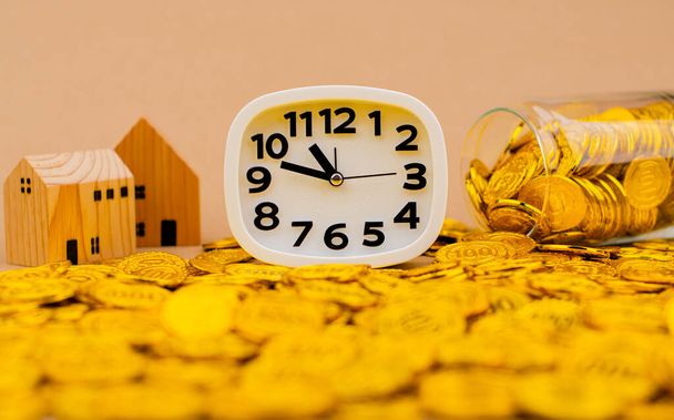 maison or et temps immobilier Prêts financiers, richesse, richesse, épargne or, investir dans l'or, marché de l'or, les stocks d'or, la finance et l'investissement. - Photo, image