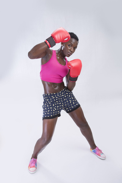 Женщина-боксер в студии
 - Фото, изображение