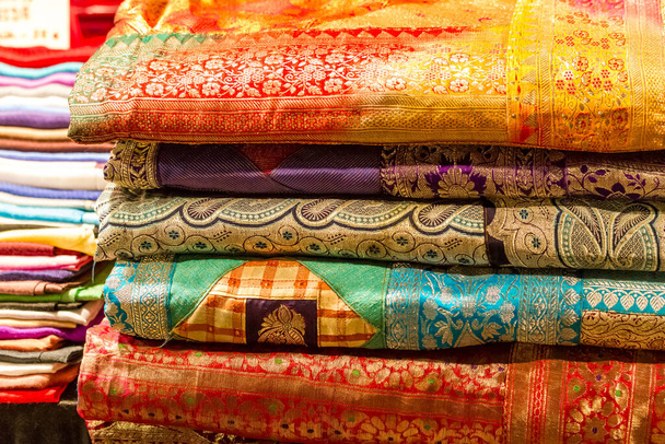Színes textíliák egymásra rakása varrásra és kézműves munkára szolgáló anyag- vagy kézműves boltban - Fotó, kép